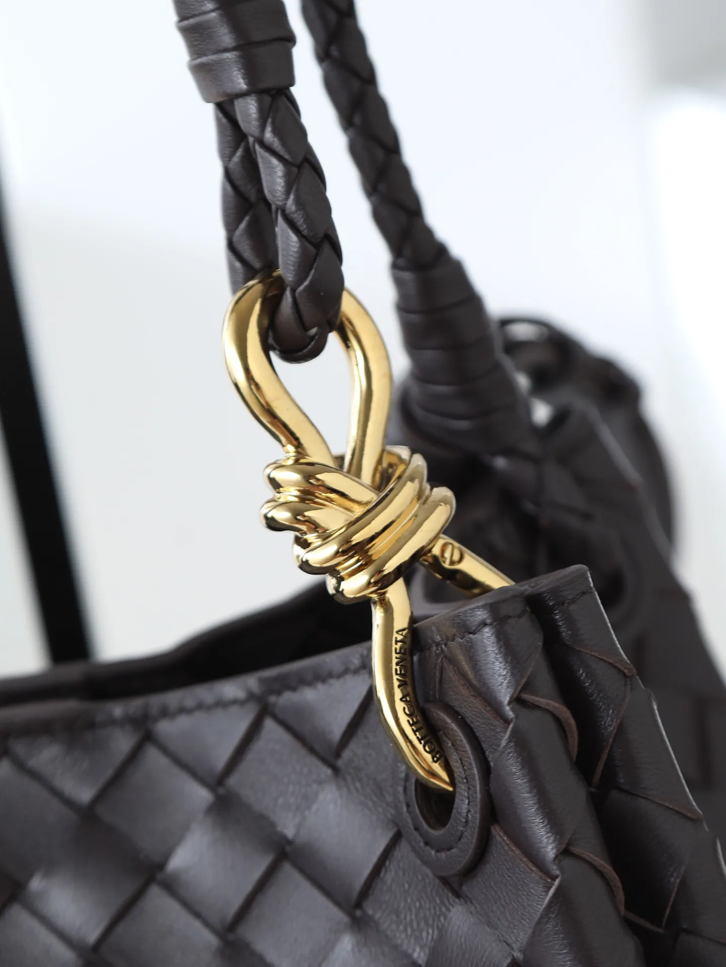 1300. BV's new intrecciato woven leather shoulder bag 🪂 835921 comes with a detachable diagonal shoulder strap and comes with a mini bag inside. The appearance retains the unique design of BV woven leather. The parachute bag is a bag that makes people fall in love before seeing the real thing. The small golden knot embellishment is full of simple and high-end sense to meet your needs in different occasions. Size: 29.5X18.5X17.5cm